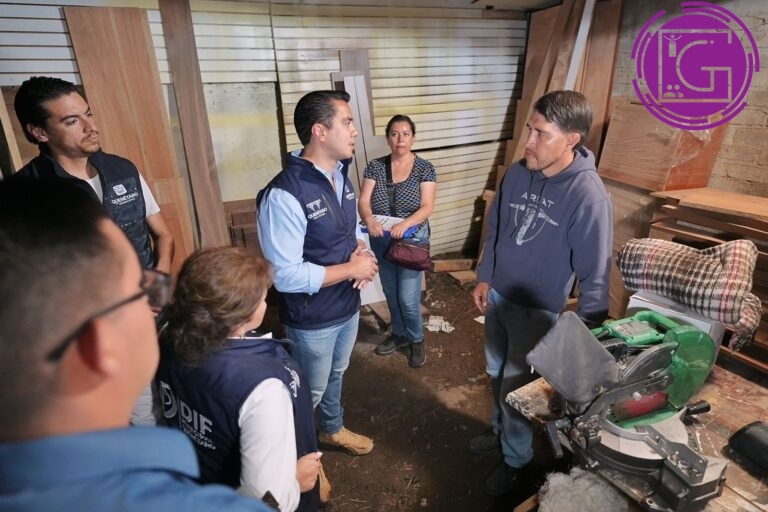 Supervisa Felifer Macías rehabilitación de la calle Obreros y entrega apoyos a familias afectadas