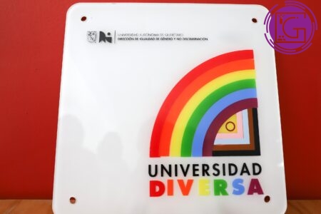 Devela Ingeniería UAQ la placa “Universidad Diversa”