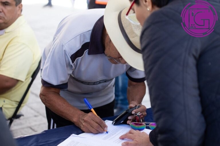 Entrega Roberto Cabrera más de 190 escrituras a familias sanjuanenses