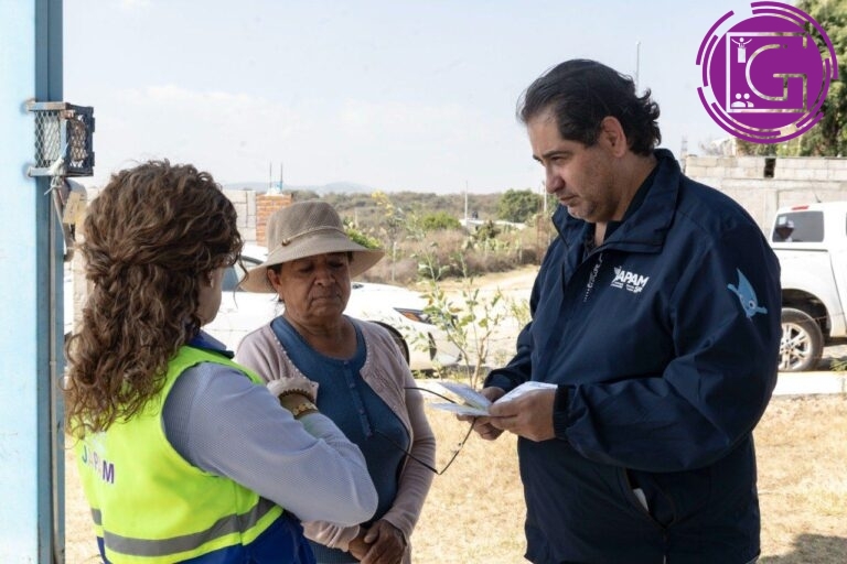 Atiende Toño Pérez solicitudes de Soledad del Río durante recorrido comunitario