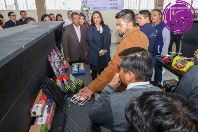 Entregan equipamiento y rehabilitación del Taller Industrial en Cecyteq
