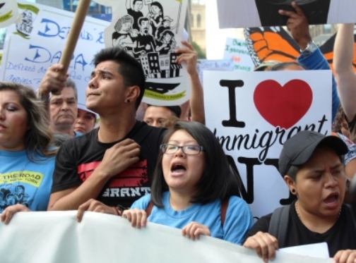 Juez de EU prohíbe a administración Trump revocar programa #DACA