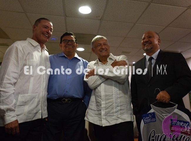 López Obrador se reúne con Fernando Valenzuela y manda saludo a Maradona