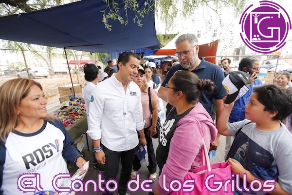 Platica Felifer Macías con comerciantes del tianguis del Sombrerete