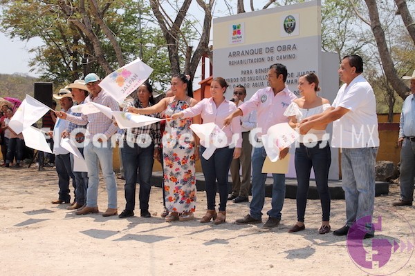 #Jalpan | Arranca @ChelyAmadorE trabajos de rehabilitación de caminos en comunidades de Saucillo