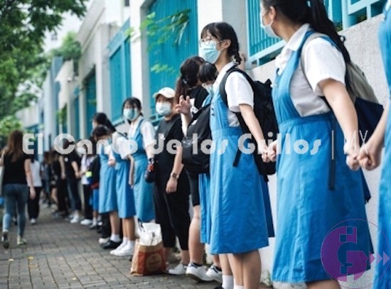 Estudiantes forman cadenas humanas prodemocracia en Hong Kong
