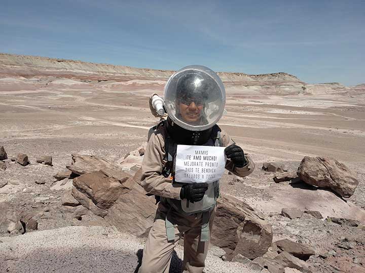 Desde “Marte”, mexicano Yair Piña dedica saludos a sus mamis: madre y abuela