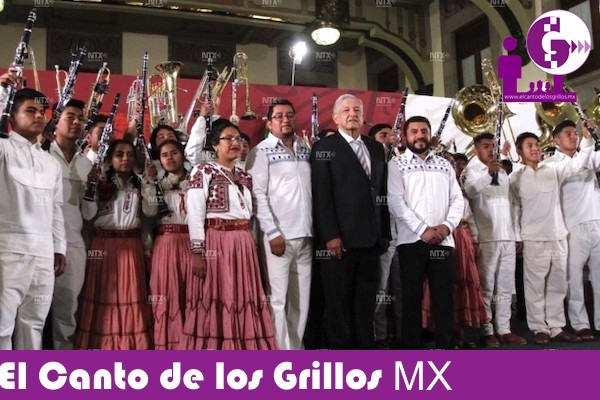 Melodías llenan Palacio Nacional; dan instrumentos a músicos de #Oaxaca