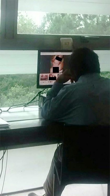 Lo nombran #LordBiblioteca por ver porno en este espacio público