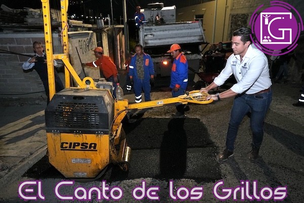 Acompaña Felifer Macías a jornada de bacheo nocturno en la colonia Bolaños