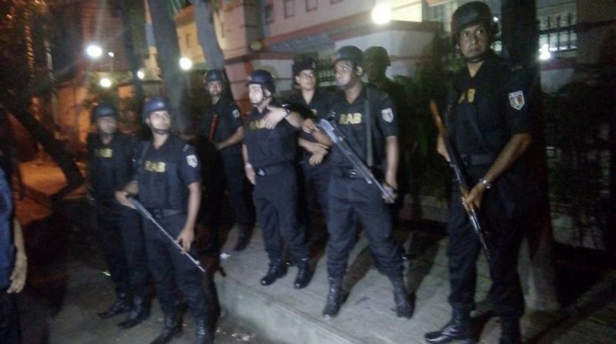 Toman rehenes en capital de Bangladesh; un policía muerto