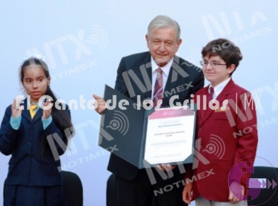 Reconoce AMLO a ganadores de la Olimpiada del Conocimiento Infantil