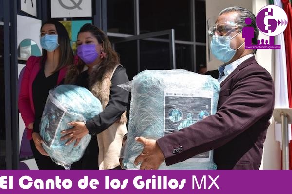 Artes y Oficios de la SEU confecciona batas para la Licenciatura en Odontología