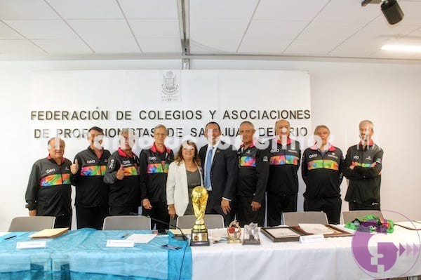 Reconoce diputado @RobertoCabreraV a equipo de basquetbol de adultos mayores que obtuvo campeonato mundial