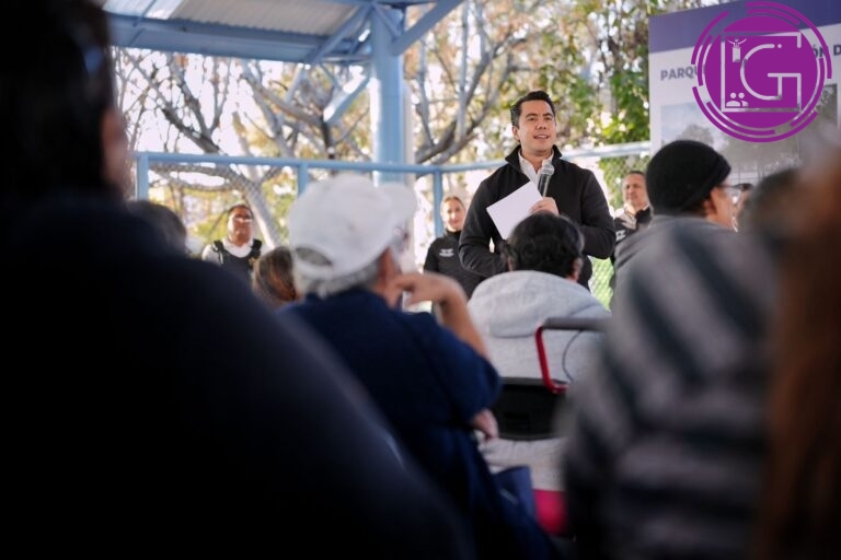 Entrega Felifer Macías parque rehabilitado y arcotecho en Patria Nueva