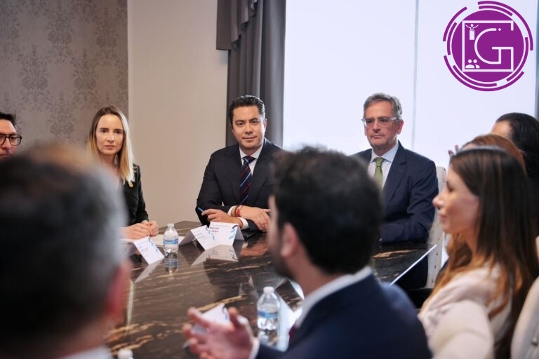 Entrega Felifer Macías mil becas de educación financiera en alianza con Banco Santander México