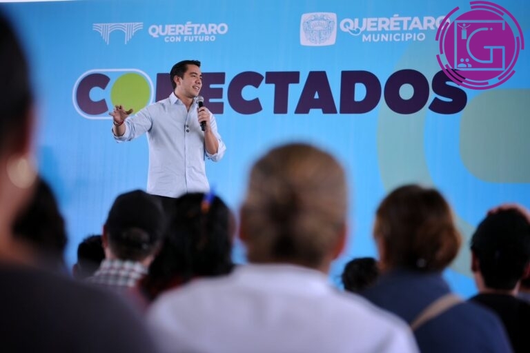 Entrega Felifer Macías computadoras portátiles del programa Conectados