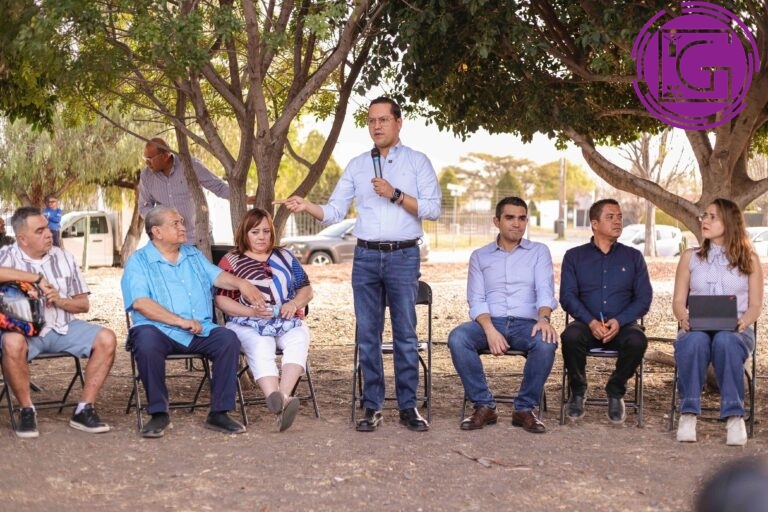Dialoga Chepe Guerrero con vecinos de Paseos del Bosque