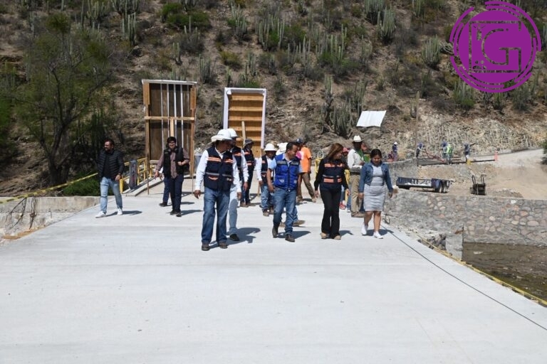 Puente vehicular en Tolimán registra 90% de avance