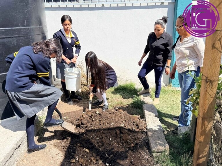 Destaca Secundaria “Roberto Ruiz Obregón” con proyecto ecológico en foro educativo regional