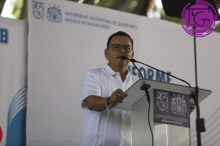 Rinde Anghellus Medina 2º informe al frente de la Escuela de Bachilleres UAQ