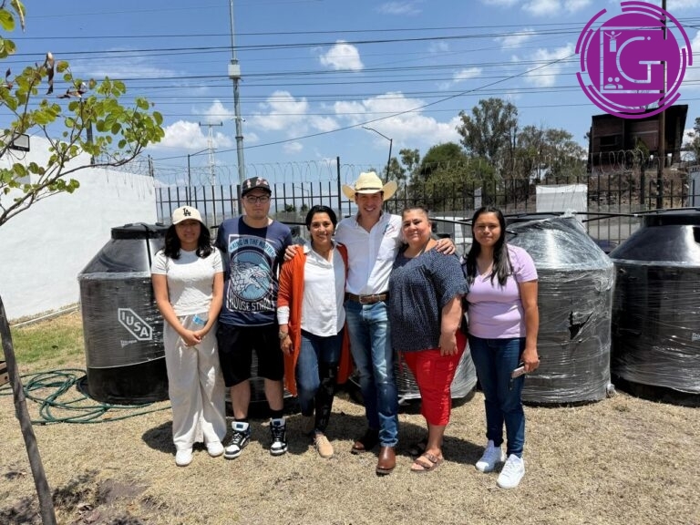 Entrega Rodrigo Monsalvo 200 tinacos a familias de Los Héroes