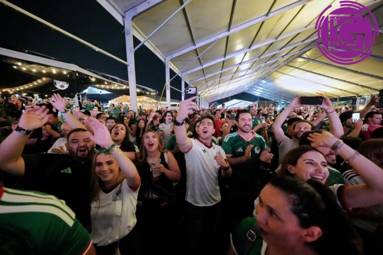 Disfruta Macías junto a miles de queretanos el triunfo de México en MéxicQ Zona Fest