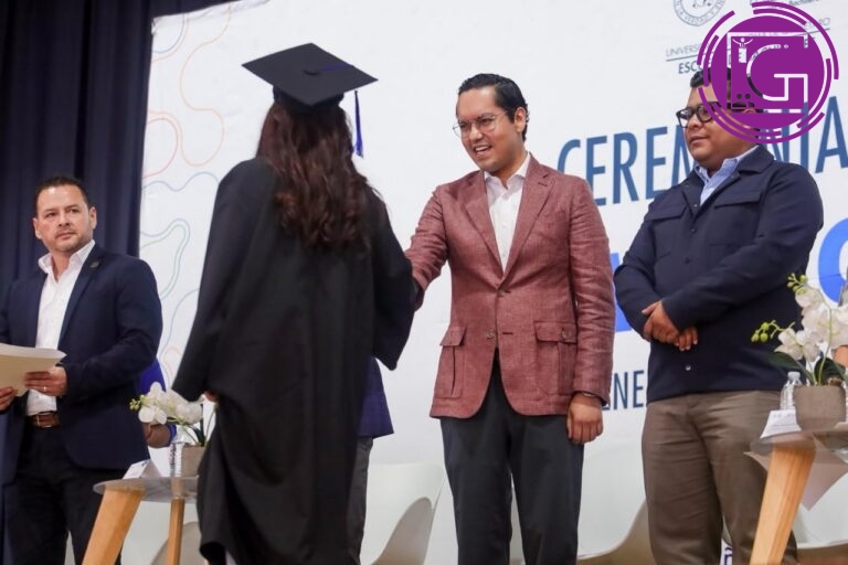 Acompaña Chepe Guerrero graduación de primera generación de la UAQ en Charco Blanco