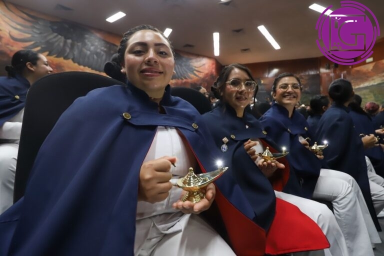Celebran estudiantes de Enfermería UAQ el tradicional “Paso de la Luz”