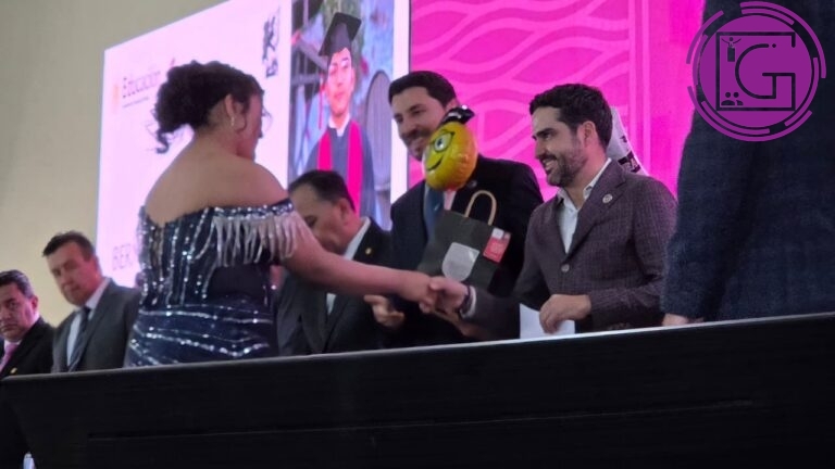Reconoce Agustín Dorantes a más de 500 jóvenes egresados del CETIS 142 en Tequisquiapan