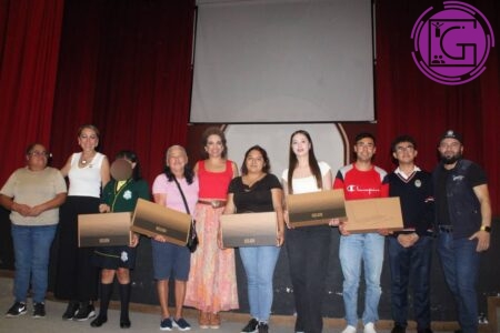 Participa Adriana Meza en entrega de equipos de cómputo del programa “Uniendo Voces”