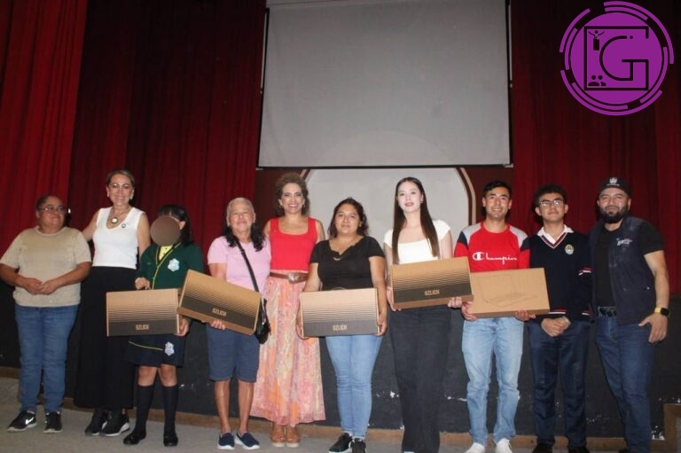 Participa Adriana Meza en entrega de equipos de cómputo del programa “Uniendo Voces”