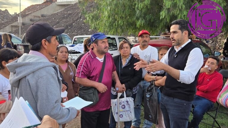 Entregan contratos de agua potable a 79 familias de Lomas de Menchaca