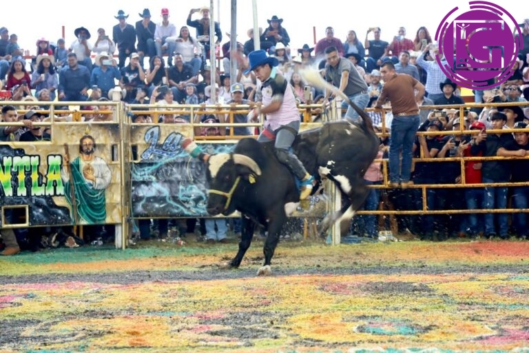 Con jaripeo, celebra municipio su 103º aniversario