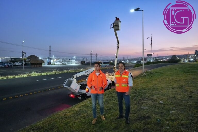 Supervisa Felifer Macías instalación de 130 luminarias solares en el Libramiento Surponiente