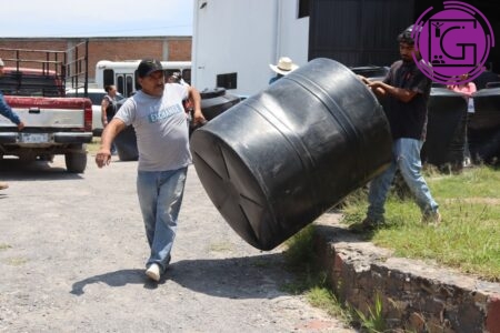 Gestiona Memo Vega más de 170 tinacos para familias de SJR