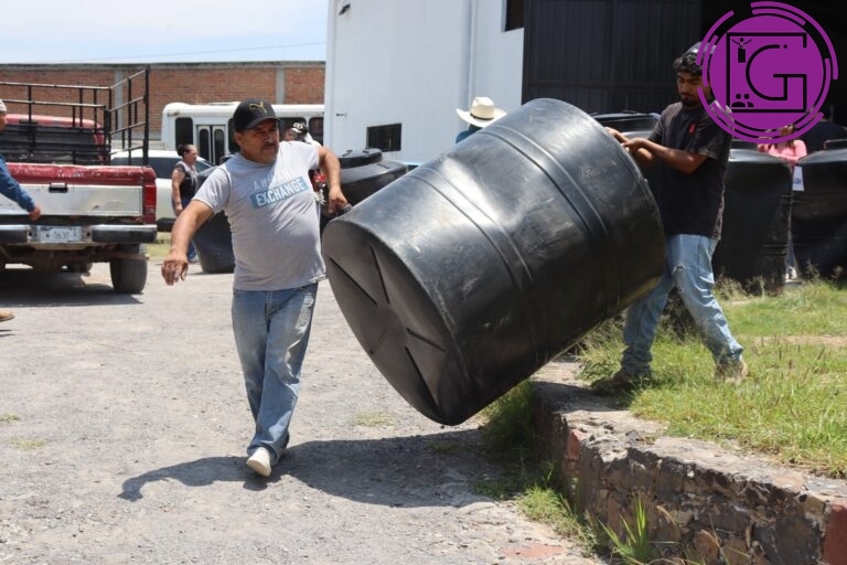 Gestiona Memo Vega más de 170 tinacos para familias de SJR