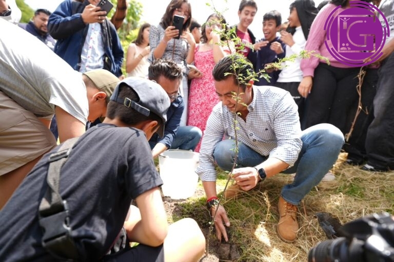 Reforesta Felifer Macías con 150 árboles la Preparatoria Bicentenario