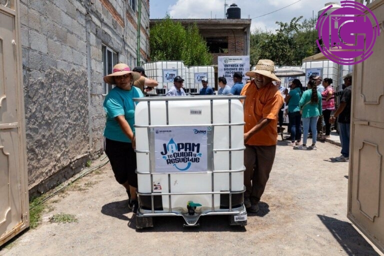 Entrega JAPAM contenedores de agua a familias de La Llave