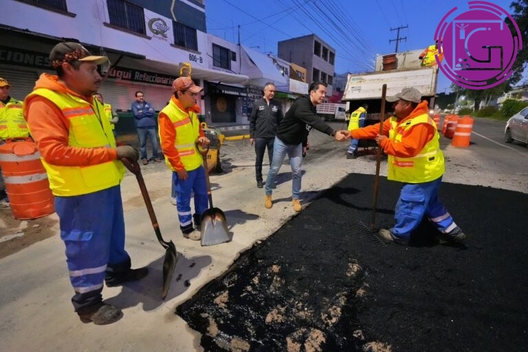 Supervisa Felifer Macías bacheo nocturno para agilizar el mantenimiento vial
