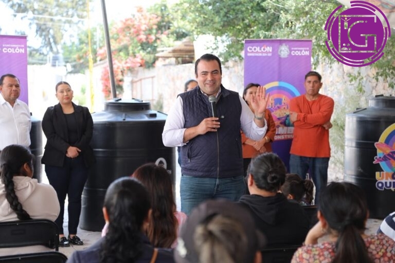Entrega Gaspar Trueba tinacos a familias de El Saucillo