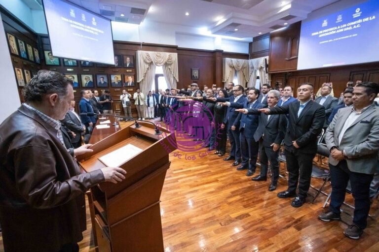 Toma Mauricio Kuri protesta a comités de ADN UAQ