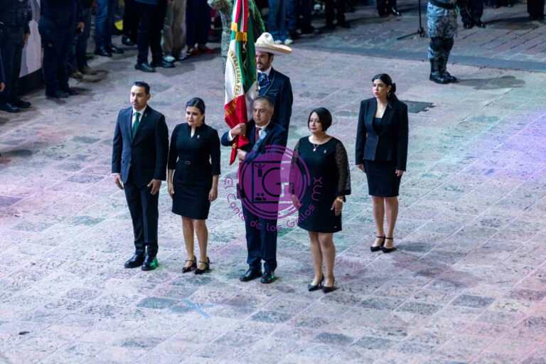 Entregó diputado Piedragil la Bandera Histórica del Primer Batallón de Infantería Permanente “Ligeros de Querétaro” al gobernador