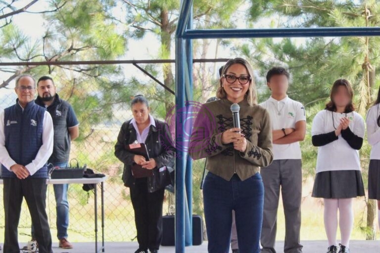 Entrega Ginna Guzmán trabajos de rehabilitación del CECYTEQ en Huimilpan