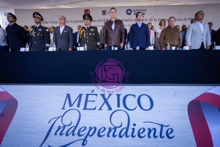 Atestigua Kuri desfile cívico militar conmemorativo por el CCXVI aniversario de la Independencia