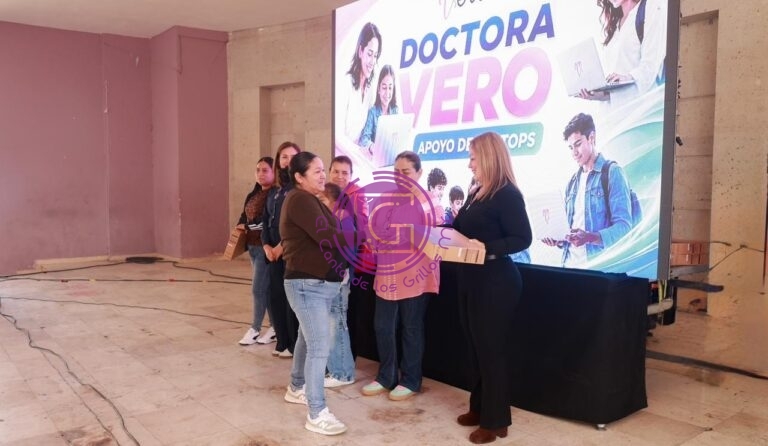 Entrega Verónica Galicia cerca de mil laptops a familias de El Marqués