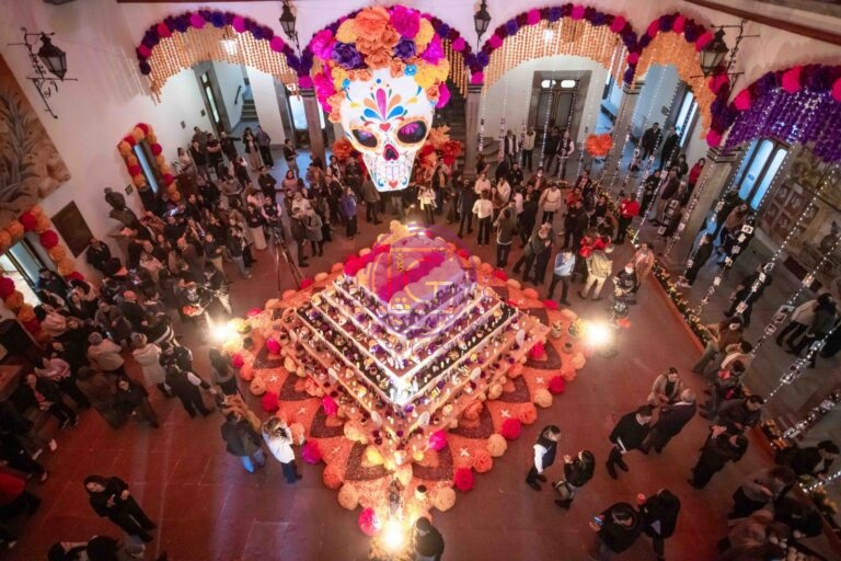 Inauguran altar de muertos “Dulces Recuerdos” en palacio de gobierno