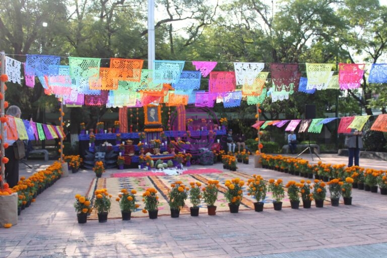 Presenta IMSS Querétaro altar de muertos con elementos de la cultura otomí