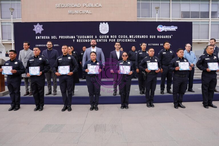 Entregan apoyos de vivienda a policías municipales