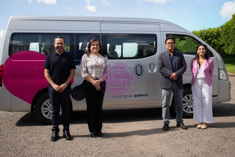 Patronato de la UAQ entrega camioneta a la Facultad de Química